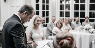 Die perfekte Hochzeitsrede schreiben — Ein Leitfaden für Herz, Humor und Haltung